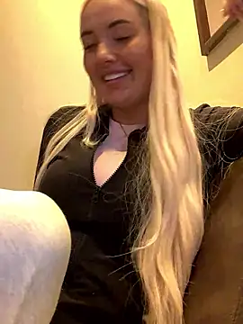 Snapshot of louisa1238x chatting on 19, 10, 2025 louisa1238x online show from 19, 10, 2025