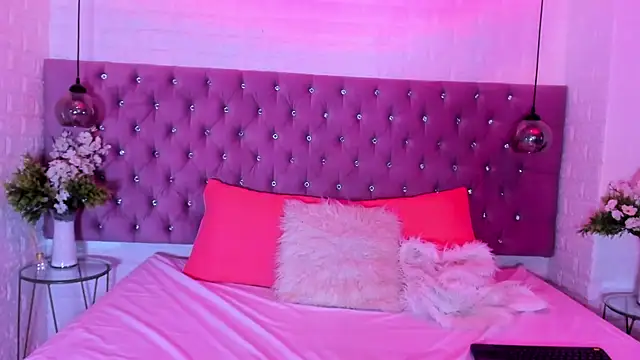 Scarlet Monroee online show from 4, 10, 2025