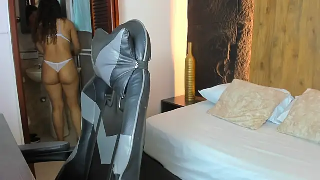 Snapshot of angie_leonn chatting on 19, 2, 2026 angie leonn online show from 19, 2, 2026