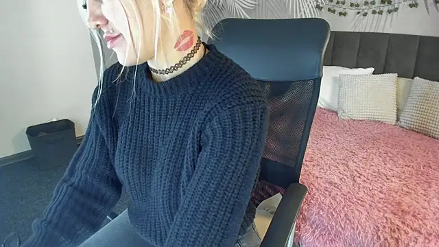 Snapshot of Kira_Key chatting on 18, 10, 2025 Kira Key online show from 18, 10, 2025