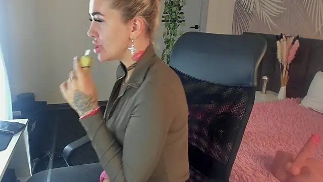 Snapshot of Kira_Key chatting on 3, 11, 2025 Kira Key online show from 3, 11, 2025