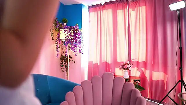 Snapshot of SaraMiretti chatting on 11, 9, 2025 SaraMiretti online show from 11, 9, 2025