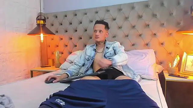 Snapshot of SkinnyZetth chatting on 25, 10, 2025 SkinnyZetth online show from 25, 10, 2025