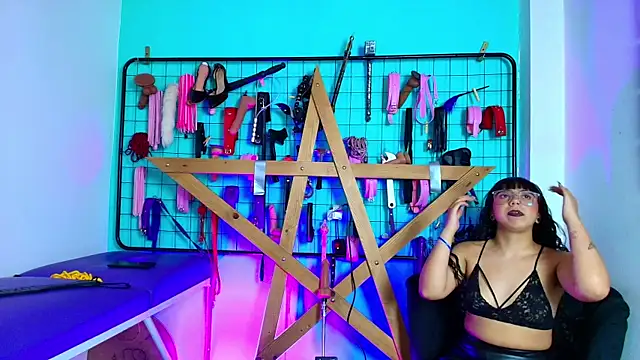 Snapshot of Mrmia_bdsm_extreme chatting on 15, 10, 2025 Mrmia bdsm extreme online show from 15, 10, 2025