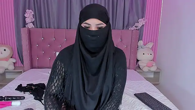 Snapshot of Nayla-Mouna chatting on 20, 11, 2025 Nayla-Mouna online show from 20, 11, 2025