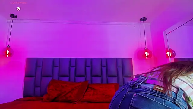 Snapshot of Roslin-Nix chatting on 8, 9, 2025 Roslin-Nix online show from 8, 9, 2025