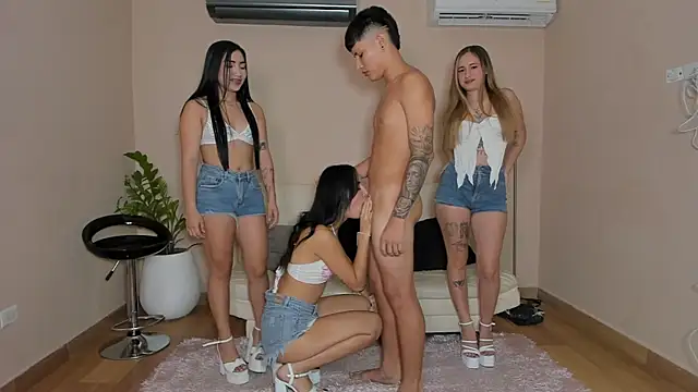 Snapshot of Goodlatin_girls chatting on 19, 9, 2025 Goodlatin girls online show from 19, 9, 2025