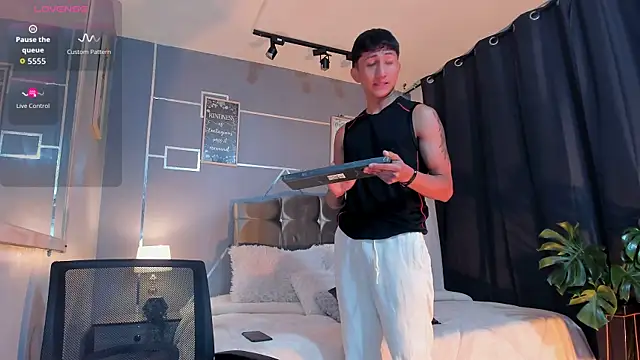 Snapshot of oliver_mr_ chatting on 27, 11, 2025 oliver mr online show from 27, 11, 2025