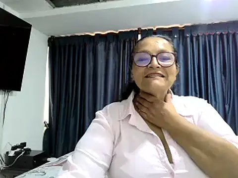 Snapshot of _Cristal chatting on 8, 11, 2025 Cristal online show from 8, 11, 2025