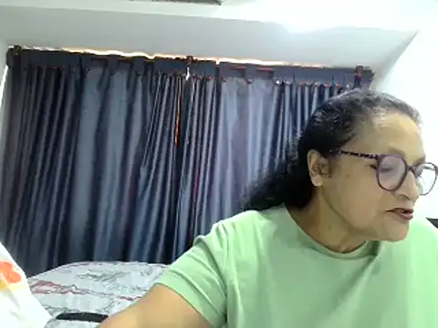 Snapshot of _Cristal chatting on 13, 11, 2025 Cristal online show from 13, 11, 2025