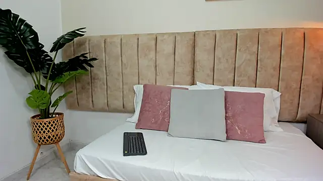 Snapshot of Karina_Harris chatting on 8, 10, 2025 Karina Harris online show from 8, 10, 2025