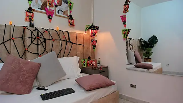 Snapshot of Karina_Harris chatting on 27, 10, 2025 Karina Harris online show from 27, 10, 2025