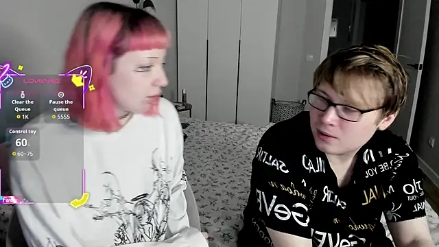 Snapshot of Couple_Molly chatting on 15, 10, 2025 Couple Molly online show from 15, 10, 2025