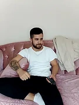 Snapshot of Ozi1910 chatting on 15, 12, 2025 Ozi1910 online show from 15, 12, 2025