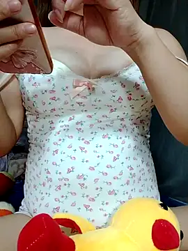 Snapshot of YuchengLy chatting on 21, 10, 2025 YuchengLy online show from 21, 10, 2025