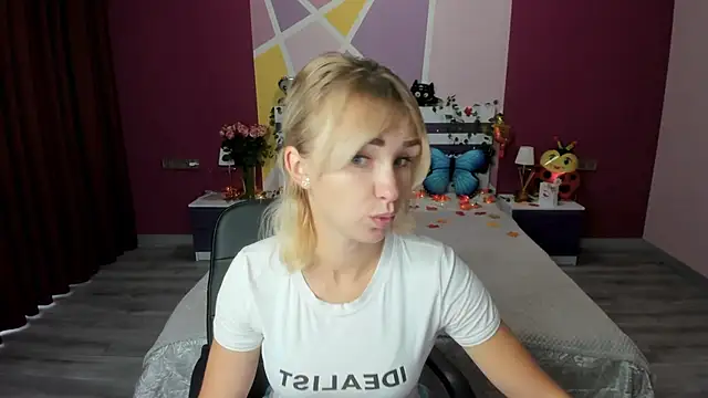 Snapshot of MeryMidnight chatting on 10, 10, 2025 MeryMidnight online show from 10, 10, 2025