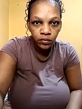 Snapshot of HappygalTheQueen chatting on 11, 11, 2025 HappygalTheQueen online show from 11, 11, 2025