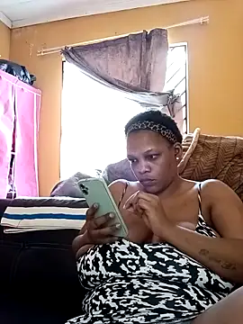 Snapshot of HappygalTheQueen chatting on 21, 11, 2025 HappygalTheQueen online show from 21, 11, 2025