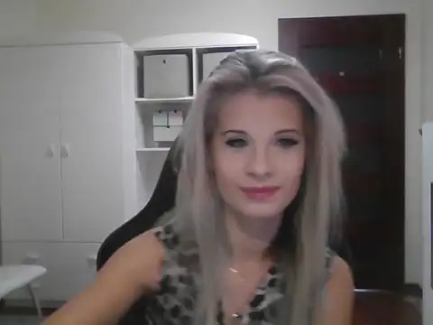 Snapshot of KristineGlow chatting on 8, 10, 2025 KristineGlow online show from 8, 10, 2025