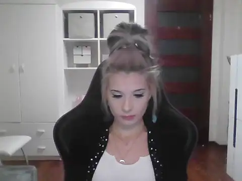 Snapshot of KristineGlow chatting on 9, 10, 2025 KristineGlow online show from 9, 10, 2025