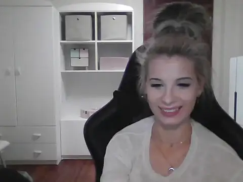 Snapshot of KristineGlow chatting on 10, 10, 2025 KristineGlow online show from 10, 10, 2025