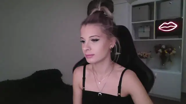 Snapshot of KristineGlow chatting on 13, 10, 2025 KristineGlow online show from 13, 10, 2025