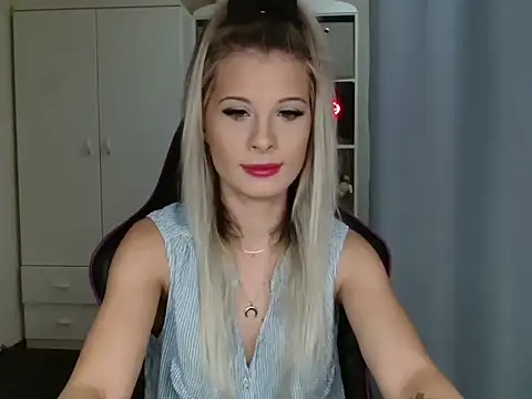 Snapshot of KristineGlow chatting on 17, 10, 2025 KristineGlow online show from 17, 10, 2025