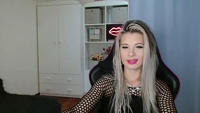 Snapshot of KristineGlow chatting on 20, 10, 2025 KristineGlow online show from 20, 10, 2025