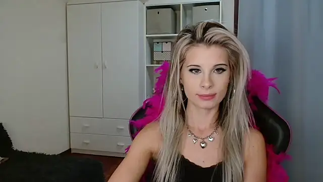 Snapshot of KristineGlow chatting on 21, 10, 2025 KristineGlow online show from 21, 10, 2025