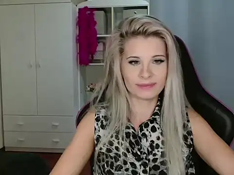 Snapshot of KristineGlow chatting on 24, 10, 2025 KristineGlow online show from 24, 10, 2025