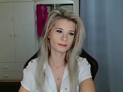 Snapshot of KristineGlow chatting on 27, 10, 2025 KristineGlow online show from 27, 10, 2025