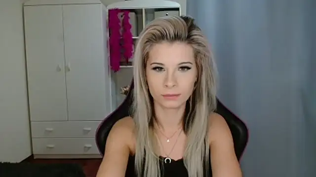 Snapshot of KristineGlow chatting on 28, 10, 2025 KristineGlow online show from 28, 10, 2025