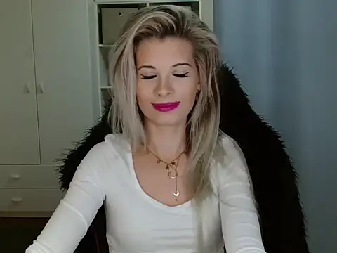 Snapshot of KristineGlow chatting on 6, 11, 2025 KristineGlow online show from 6, 11, 2025