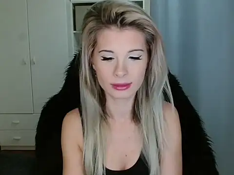 Snapshot of KristineGlow chatting on 10, 11, 2025 KristineGlow online show from 10, 11, 2025