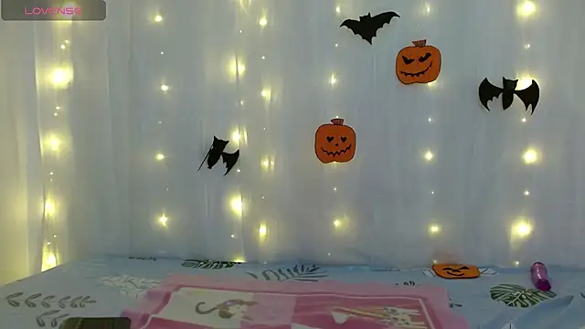 NoraParkeer online show from 9, 10, 2025