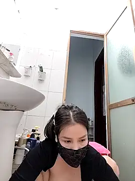 Snapshot of simsim-00 chatting on 1, 11, 2025 simsim-00 online show from 1, 11, 2025