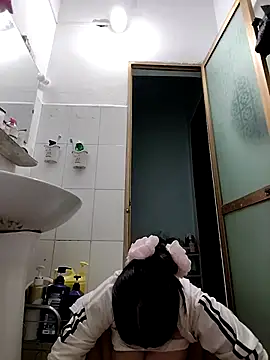 Snapshot of simsim-00 chatting on 5, 11, 2025 simsim-00 online show from 5, 11, 2025