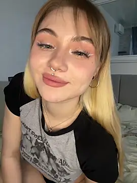 Snapshot of LunaMillie chatting on 18, 10, 2025 LunaMillie online show from 18, 10, 2025