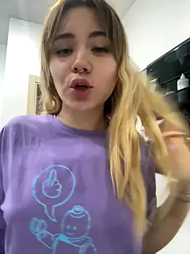 Snapshot of LunaMillie chatting on 25, 10, 2025 LunaMillie online show from 25, 10, 2025