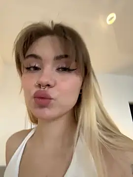 Snapshot of LunaMillie chatting on 4, 11, 2025 LunaMillie online show from 4, 11, 2025