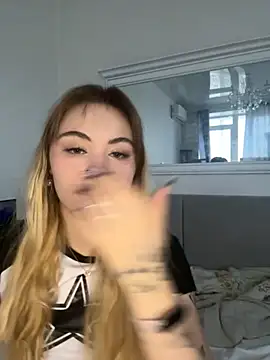 Snapshot of LunaMillie chatting on 26, 11, 2025 LunaMillie online show from 26, 11, 2025