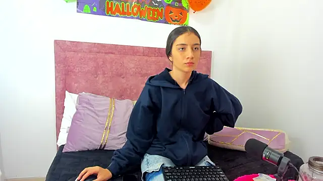 Snapshot of Vaiolet_Miller chatting on 20, 10, 2025 Vaiolet Miller online show from 20, 10, 2025