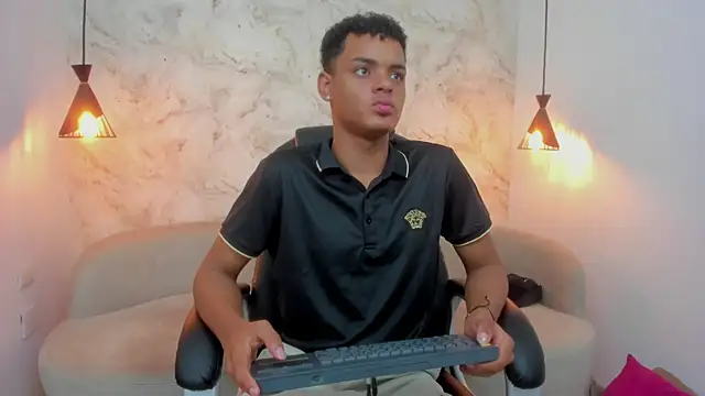 Valentino Thompson online show from 12, 11, 2025