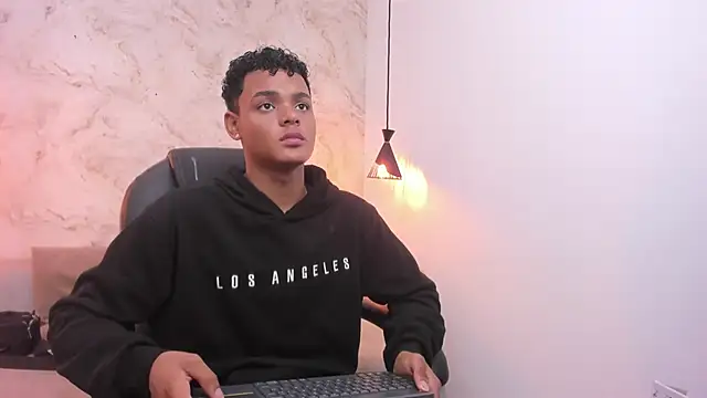 Valentino Thompson online show from 15, 11, 2025