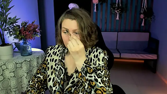 TiffanyBrauny online show from 7, 10, 2025