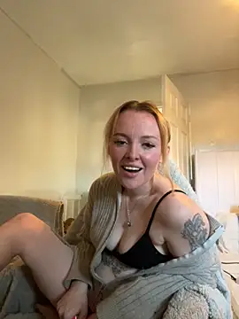 Snapshot of RedHeadRoxyUK chatting on 12, 11, 2025 RedHeadRoxyUK online show from 12, 11, 2025