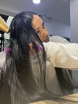 Snapshot of TiffanyyLam chatting on 8, 10, 2025 TiffanyyLam online show from 8, 10, 2025