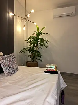 Snapshot of TiffanyyLam chatting on 19, 10, 2025 TiffanyyLam online show from 19, 10, 2025