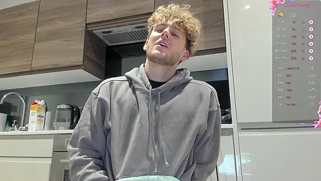 Snapshot of DominantAlex18 chatting on 27, 11, 2025 DominantAlex18 online show from 27, 11, 2025