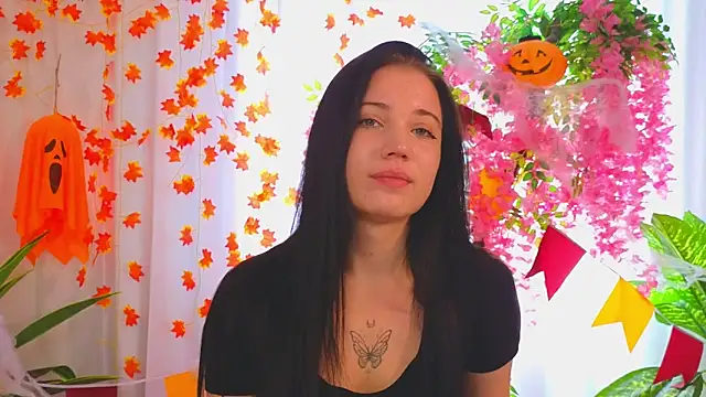 Snapshot of LauraHale chatting on 8, 11, 2025 LauraHale online show from 8, 11, 2025